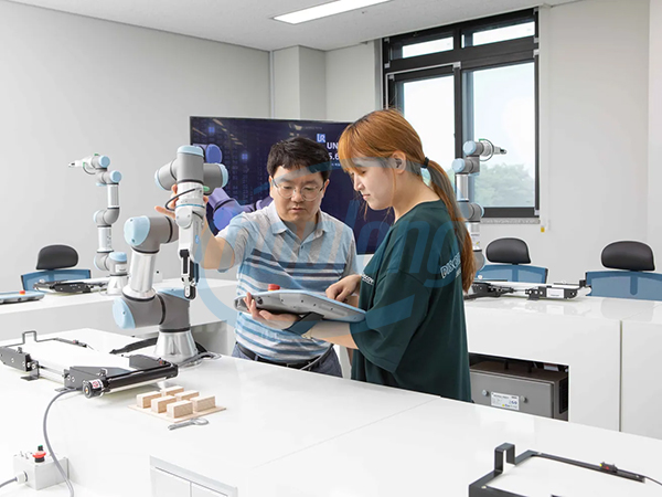 canh-tay-robot-universal-robots-cau-noi-dua-sinh-vien-cham-tay-vao-nganh-tu-dong-hoa-40-1.jpg