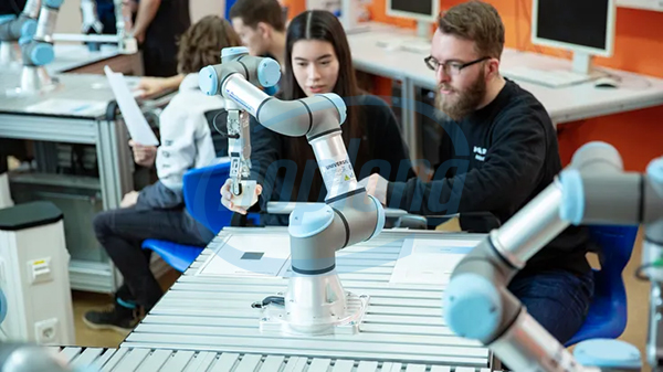 canh-tay-robot-universal-robots-cau-noi-dua-sinh-vien-cham-tay-vao-nganh-tu-dong-hoa-40-2.jpg