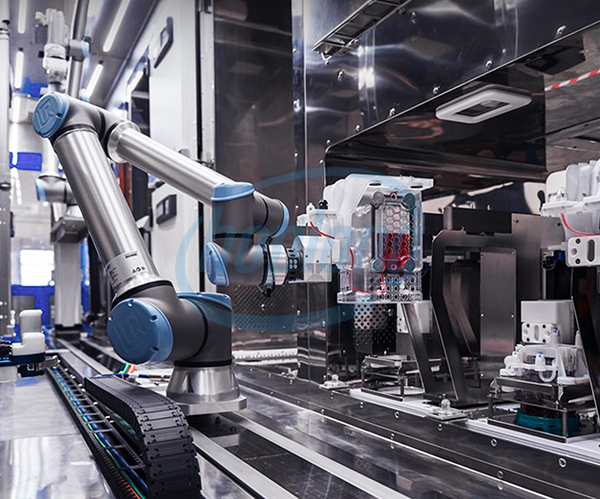 Cánh tay robot Universal Robots được ứng dụng vào dây chuyền sản xuất các liệu pháp tế bào và gen.