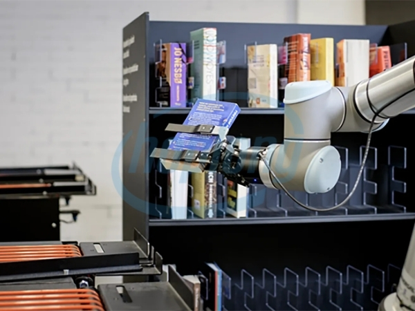 canh-tay-robot-ur10-universal-robots-tro-thanh-thu-thu-tu-dong-tai-thu-vien-trung-tam-helsinki-2.jpg