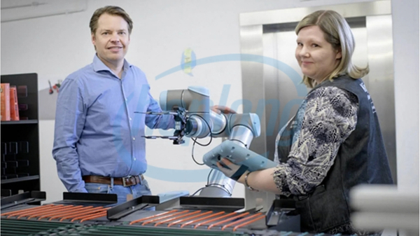 canh-tay-robot-ur10-universal-robots-tro-thanh-thu-thu-tu-dong-tai-thu-vien-trung-tam-helsinki-4.jpg