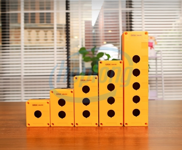 danh-gia-chi-tiet-hop-nut-nhan-gwb-series-giga-electric-ben-bi-cho-cong-nghiep-3.jpg
