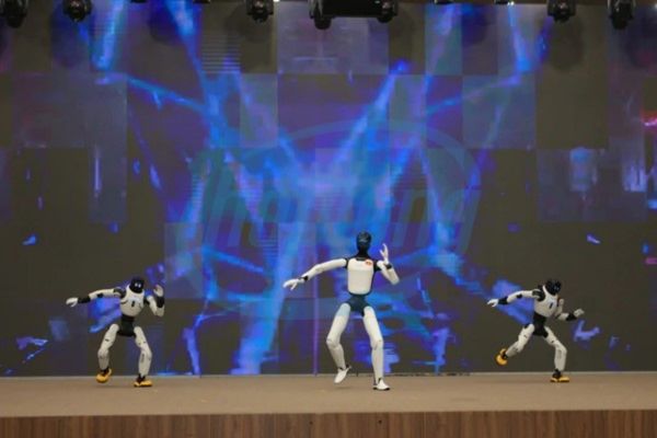 man-nhan-man-trinh-dien-hello-vietnam-cua-robot-hinh-nguoi-agibot-x2-ultra-1.jpg