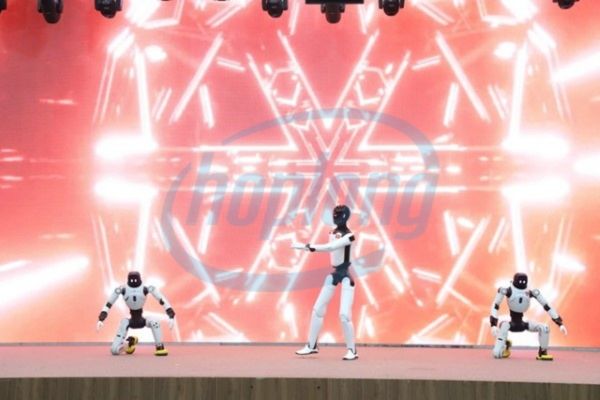man-nhan-man-trinh-dien-hello-vietnam-cua-robot-hinh-nguoi-agibot-x2-ultra-2.jpg