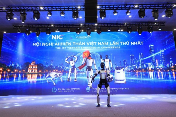 man-nhan-man-trinh-dien-hello-vietnam-cua-robot-hinh-nguoi-agibot-x2-ultra-4.jpg