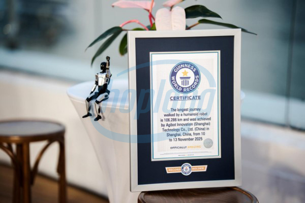 robot-hinh-nguoi-agibot-a2-lap-ky-luc-guinness-di-bo-lien-tuc-hon-106km-tu-to-chau-den-thuong-hai-1.jpg