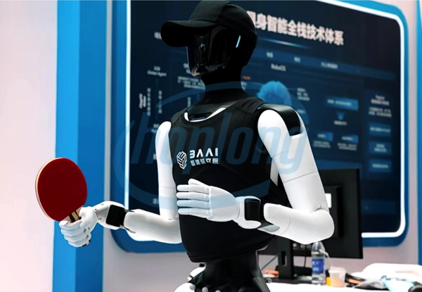 robot-hinh-nguoi-agibot-a3-tu-dong-choi-bong-ban-so-tai-cung-nha-vo-dich-olympic-ding-ning-3.jpg