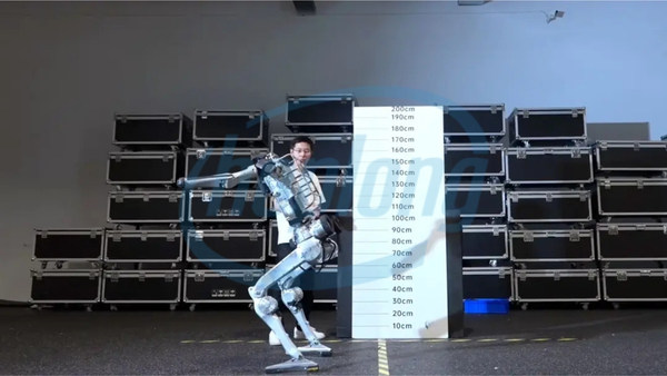 robot-hinh-nguoi-superman-cua-unitree-chay-nhanh-hon-usain-bolt-va-nhay-cao-2-met-4.jpg