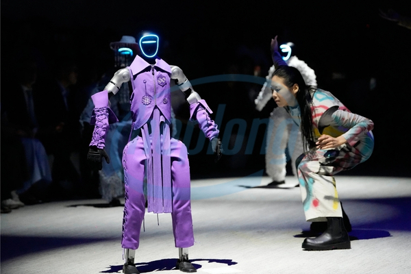 robot-hinh-nguoi-unitree-dai-nao-san-catwalk-buoc-ngoat-thoi-trang-cong-nghe-tai-han-quoc-1.jpg