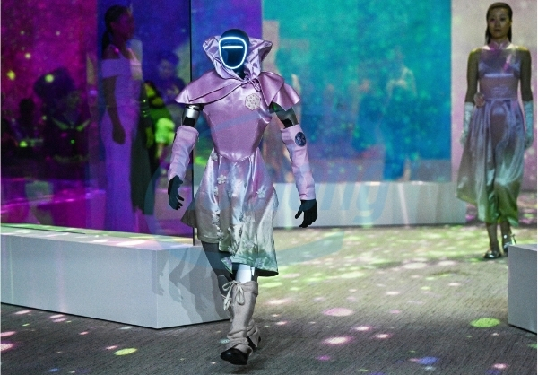 robot-hinh-nguoi-unitree-dai-nao-san-catwalk-buoc-ngoat-thoi-trang-cong-nghe-tai-han-quoc-5.jpg
