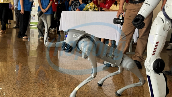 sinh-vien-tp-hcm-thich-thu-tuong-tac-voi-robot-cho-unitree-go2-va-robot-hinh-nguoi-r1-tiem-nang-lon-cho-giao-duc-robotics-3.jpg