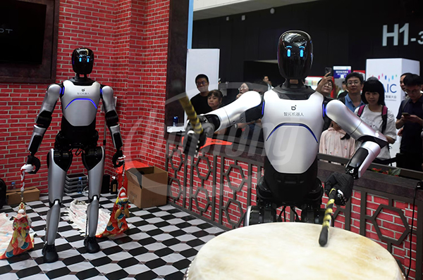 Robot hình người AGIBOT khuấy động không khí buổi mua sắm.