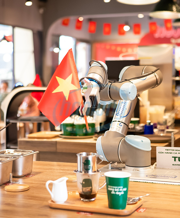 Cánh tay robot UR pha chế điêu luyện như một Barista chuyên nghiệp.