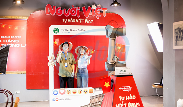 Cánh tay robot Universal Robots bắt trọn những khoảnh khắc check-in ấn tượng của khách hàng.