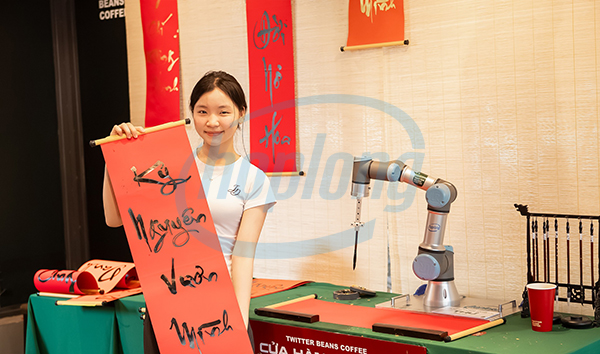 Cánh tay robot Universal Robots trình diễn khả năng viết thư pháp đầy tính nghệ thuật.