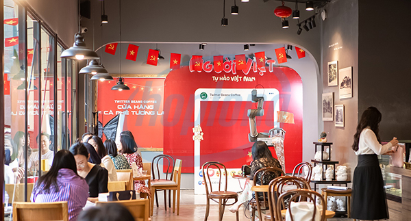 Cánh tay robot UR giúp khách hàng lưu giữ những khoảnh khắc đẹp.