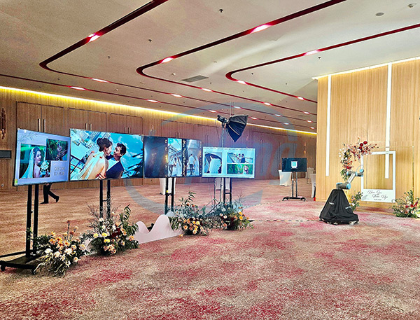 Camera check-in bằng cánh tay robot mang đến Wedding Door Gift mới mẻ.
