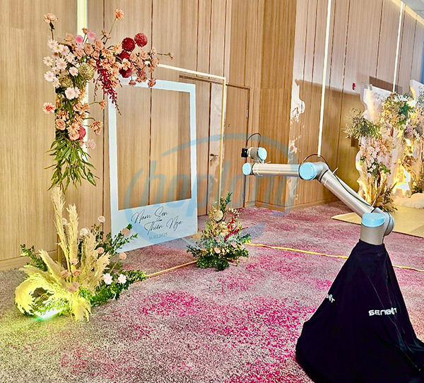 Camera check-in bằng cánh tay robot là lựa chọn mới mẻ cho Wedding Door Gift.