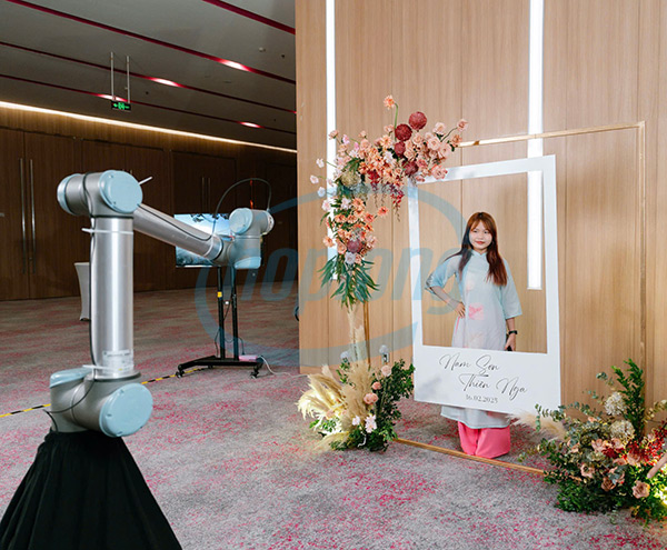 Camera check-in bằng cánh tay robot tại đám cưới thể hiện dấu ấn cá nhân riêng biệt của cặp đôi.