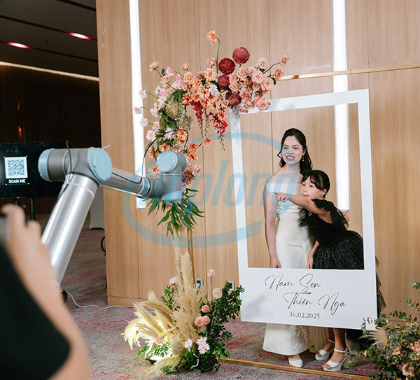 Camera check-in bằng cánh tay robot giúp lưu giữ khoảnh khắc bền vững.