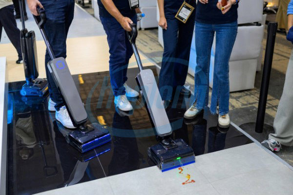 FLOOR ONE S9 Scientist sở hữu vòi xịt nước áp lực cao.