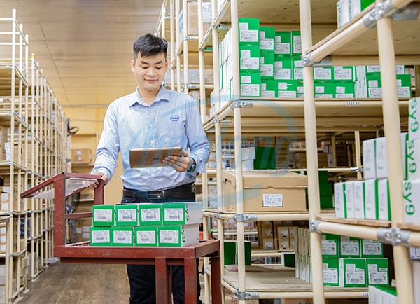 Nhân viên Hợp Long tất bật gửi hàng đến tay khách hàng trước Tết Nguyên Đán.