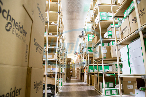 Bên trong kho hàng 186 Sài Đồng của Hợp Long.