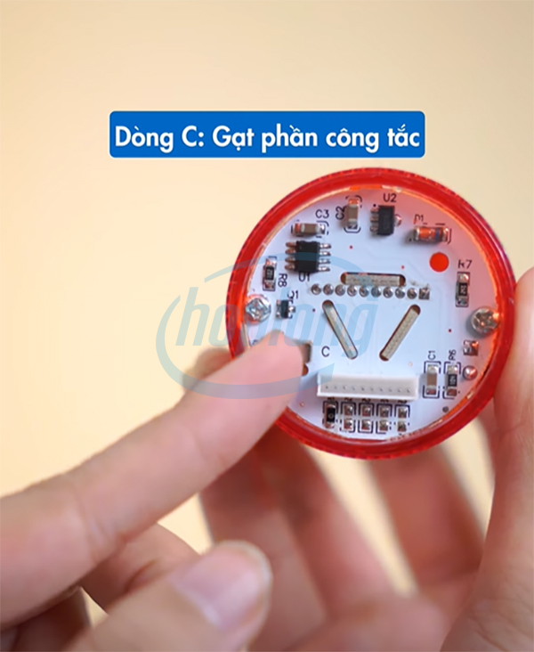 Dòng C thao tác chuyển đổi chế độ được thực hiện thông qua việc gạt công tắc tích hợp.