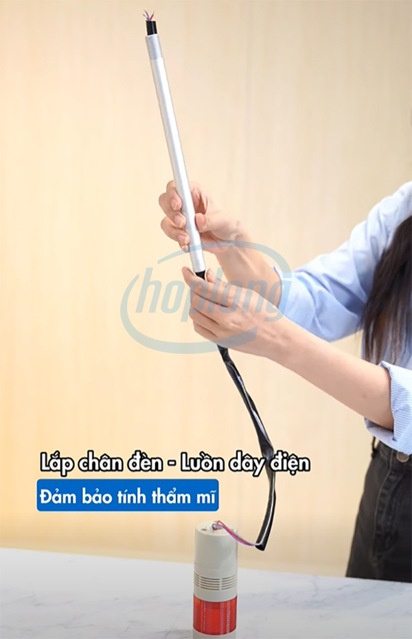 Thanh kim loại rỗng hình ống dùng để lắp cố định chân đèn. 