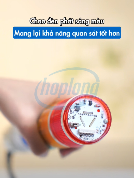 Chao đèn nằm ngay dưới nắp phát ra ánh sáng màu.