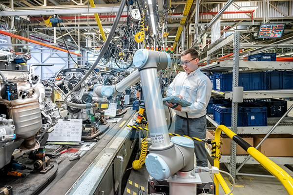 Cobots không chỉ có giá mua thấp hơn mà còn tiết kiệm chi phí bảo trì và tiêu thụ năng lượng.