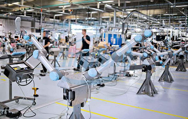 Robot cộng tác giải phóng nhân viên khỏi những công việc đơn điệu, đảm bảo an toàn lao động.