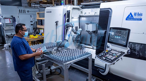 Robot cộng tác (Cobot) làm việc hiệu quả cùng con người mà không cần đến các rào chắn vật lý hay cảm biến an toàn phức tạp.