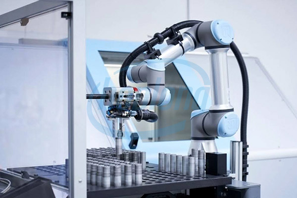Machine Tending là việc sử dụng công nghệ, đặc biệt là robot, để hỗ trợ hoặc tự động hóa các công đoạn vận hành máy móc trong sản xuất.