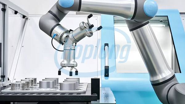 Hợp Long ứng dụng Robot cộng tác kết hợp máy CNC.