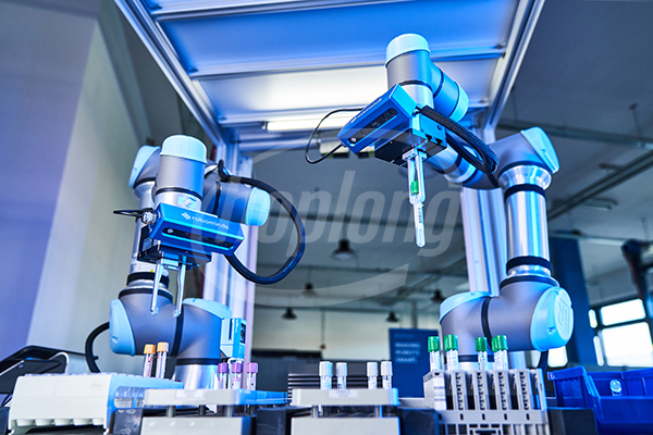 Hai robot cộng tác UR5e đến từ Universal Robots, được ứng dụng trong giải pháp của robominds GmbH.