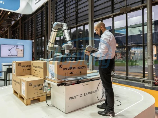 UR8 Long hoạt động trên nền tảng điều khiển mạnh mẽ PolyScope 5 và PolyScope X.