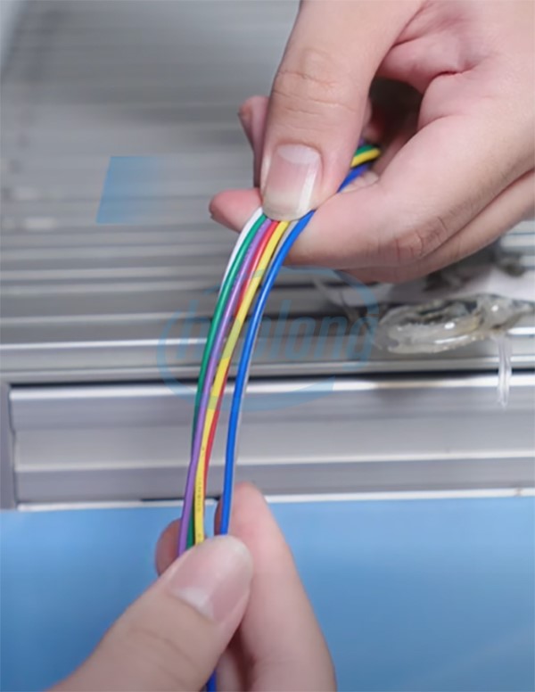 Đèn tháp GIGA Electric với dây đèn sẽ đồng màu với màu của tầng đèn tương ứng.