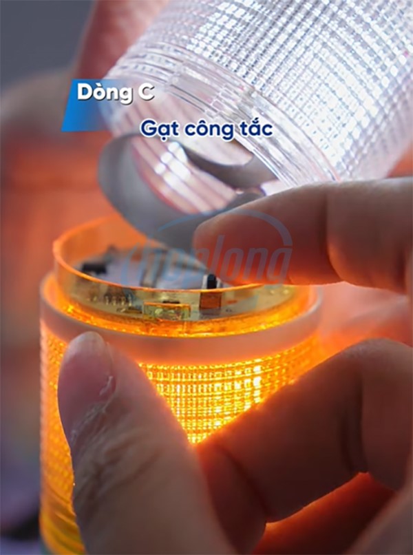 Đèn tháp GIGA Electric dòng C chỉ cần gạt công tắc sang bên và ngược lại.