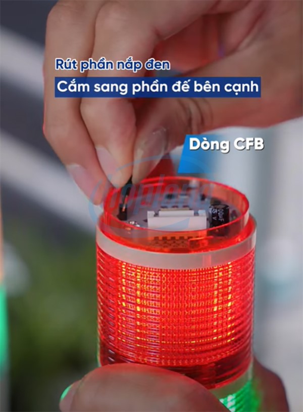 Đèn tháp GIGA Electric dòng CFB chỉ cần rút phần nắp đen cắm sang phần đế bên cạnh.